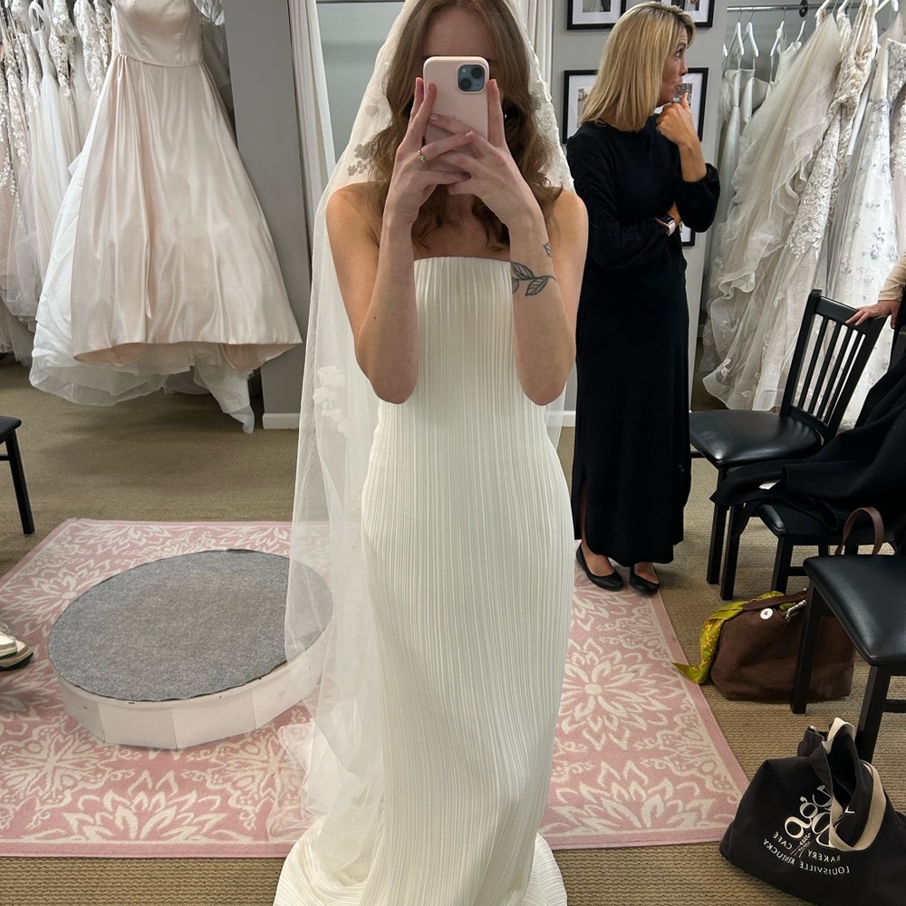 Simple & chic wedding gown - Picture 7 of 13